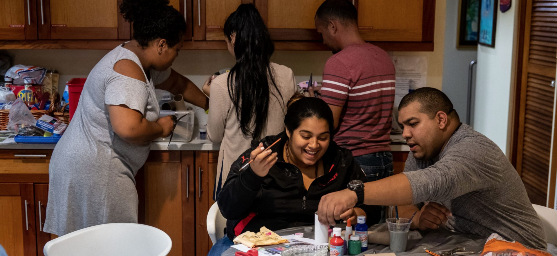 Familias realizan manualidades en la Casa